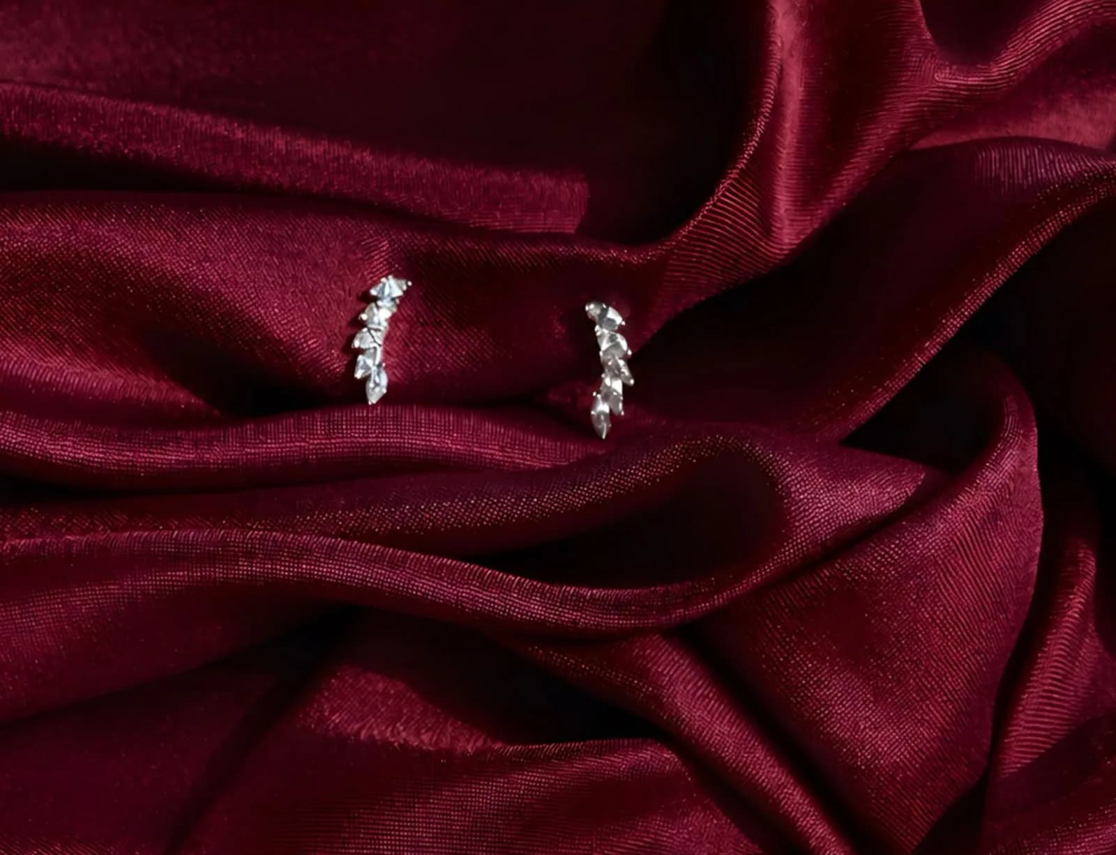The Éclat Marquise earrings